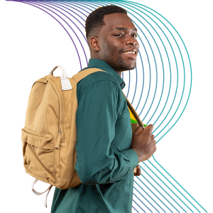 A imagem apresenta um estudante negro de perfil,. vestindo uma camisa verde e segurando uma mochila na cor caramelo