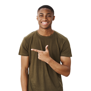 A imagem apresenta um estudante negro apontando para o lado, ele está vestindo uma camisa verde musgo