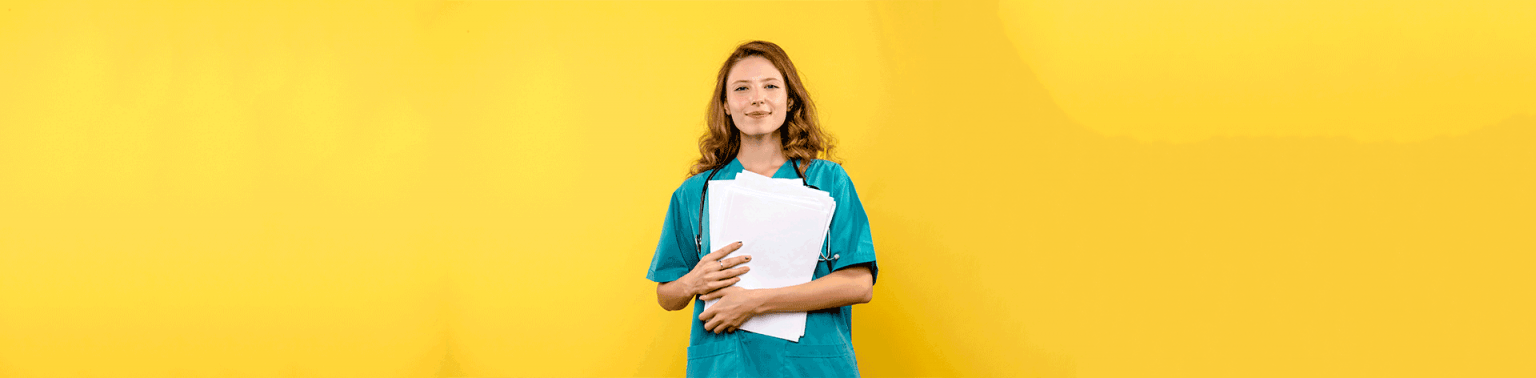 Médica vestindo uniforme azul, segurando alguns papeis fazendo referência a estudos em fundo amarelo com tons e sobretons